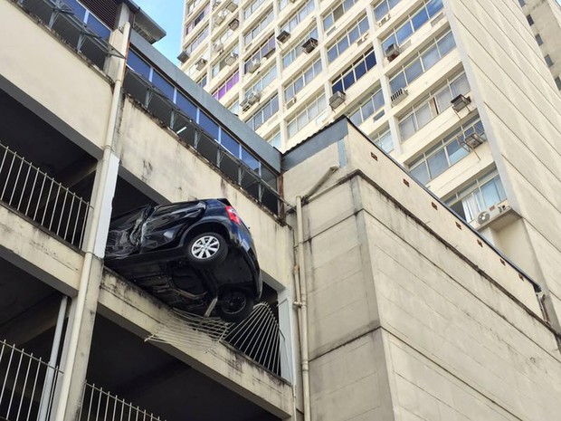 Um carro ficou pendurado na garagem do quarto andar do Edifício Solar do Progesso, na Avenida Barão do Rio Branco, no Centro de Juiz de Fora, na manhã desta quarta-feira (29). (Foto: Sérgio Bara/ publicada em G1 Zona da Mata).